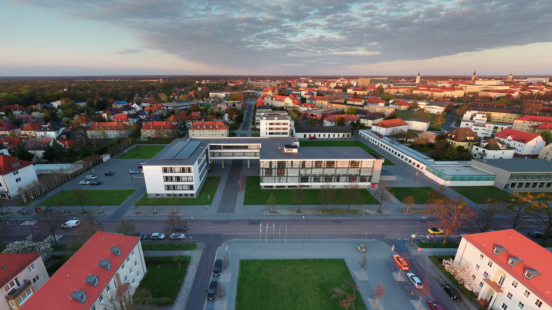 Bauhausplatz mit Bauhausgebäude - UNESCO-Weltkulturerbe | Stiftung Bauhaus