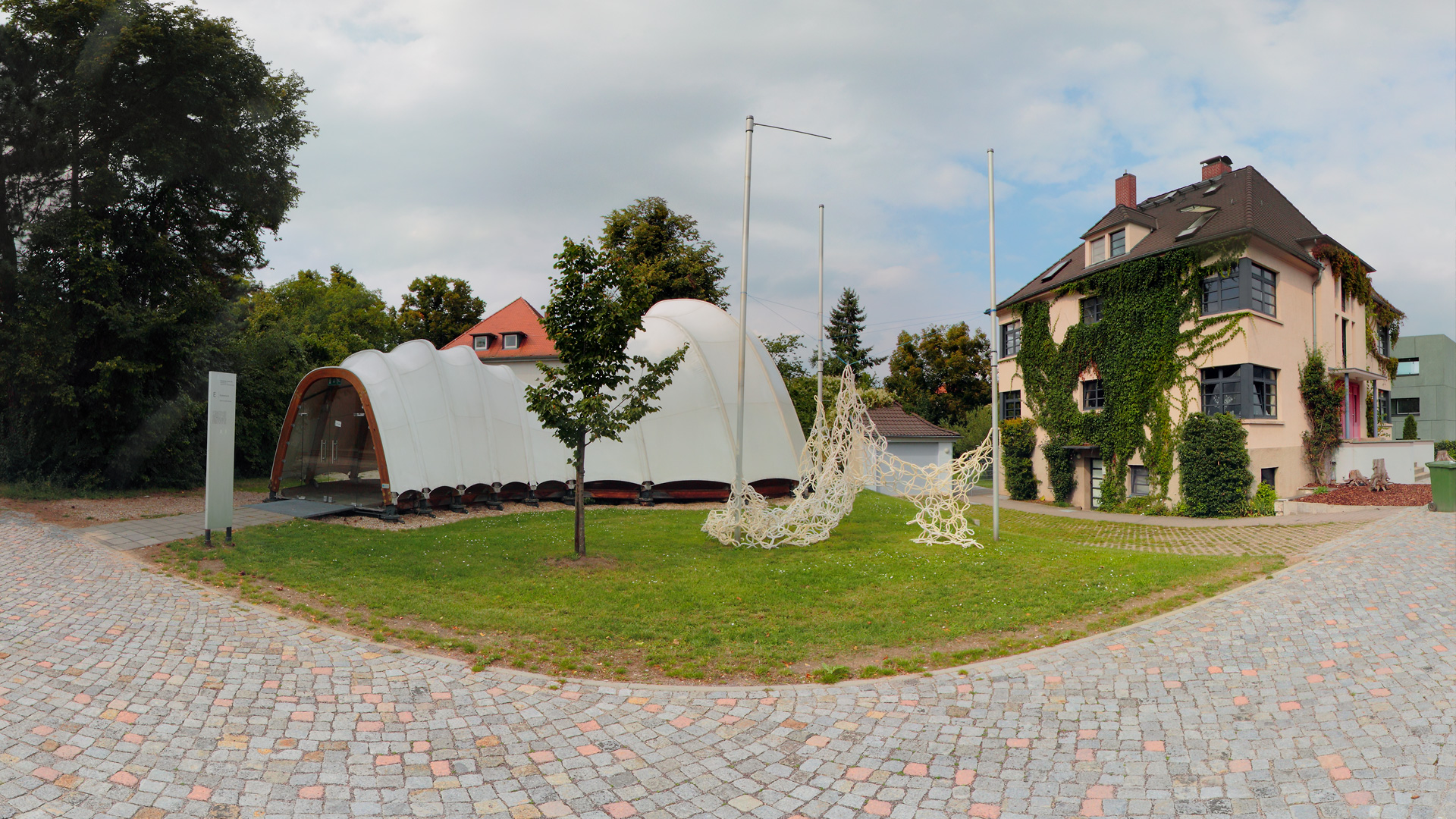 EXPO-Wurm auf dem Campus der Hochschule Anhalt mit Blick zum Bauhausgebäude