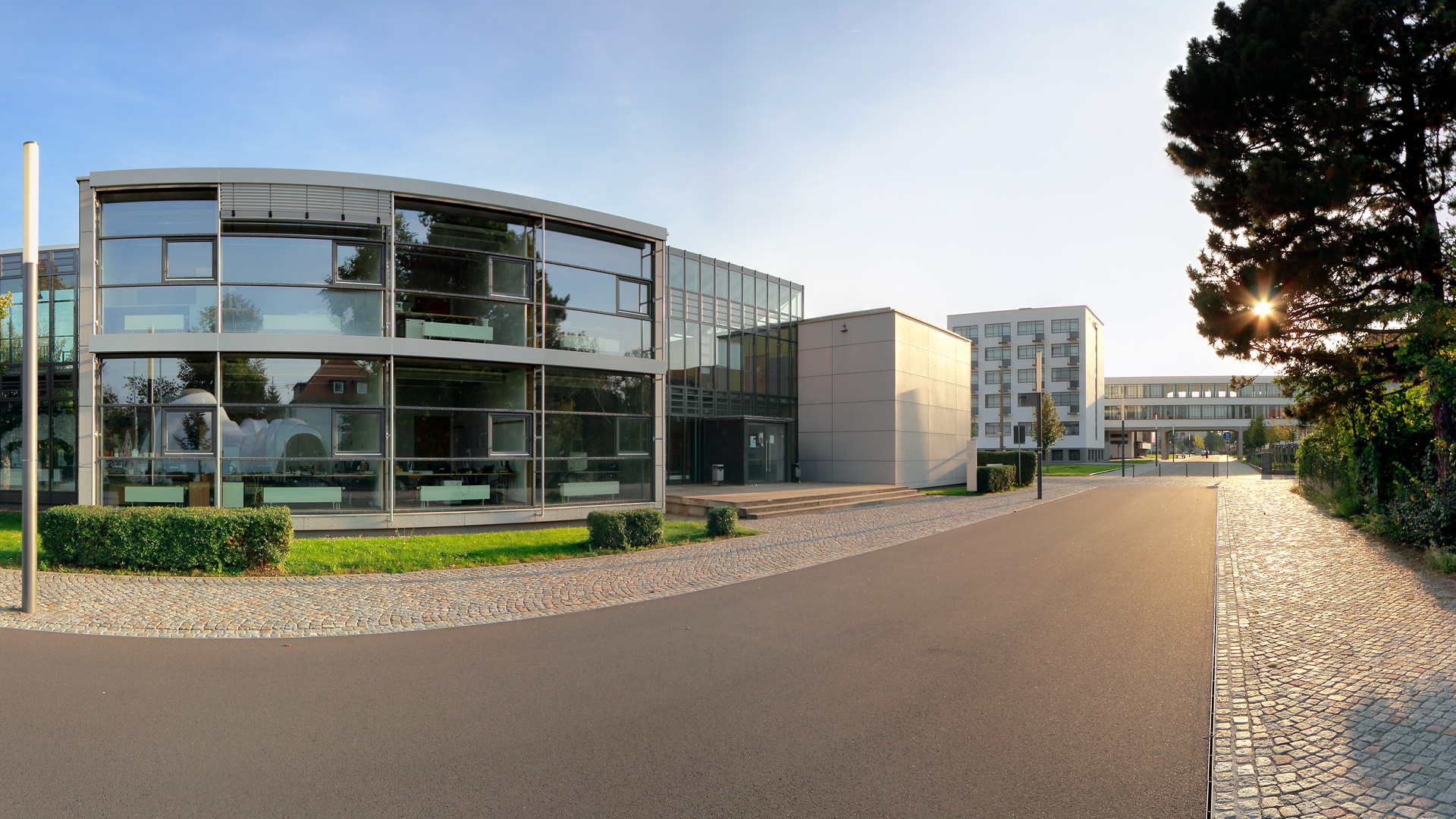 Campus der Hochschule Anhalt mit Blick zum Bauhausgebäude