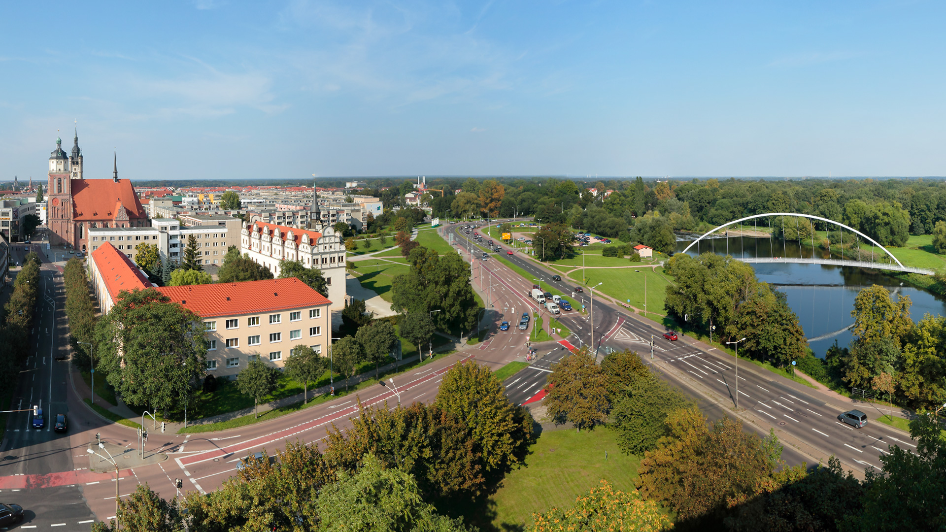 Stadteinfahrt Dessau-Ost mit Rathaus, Marienkirche und Johannbau