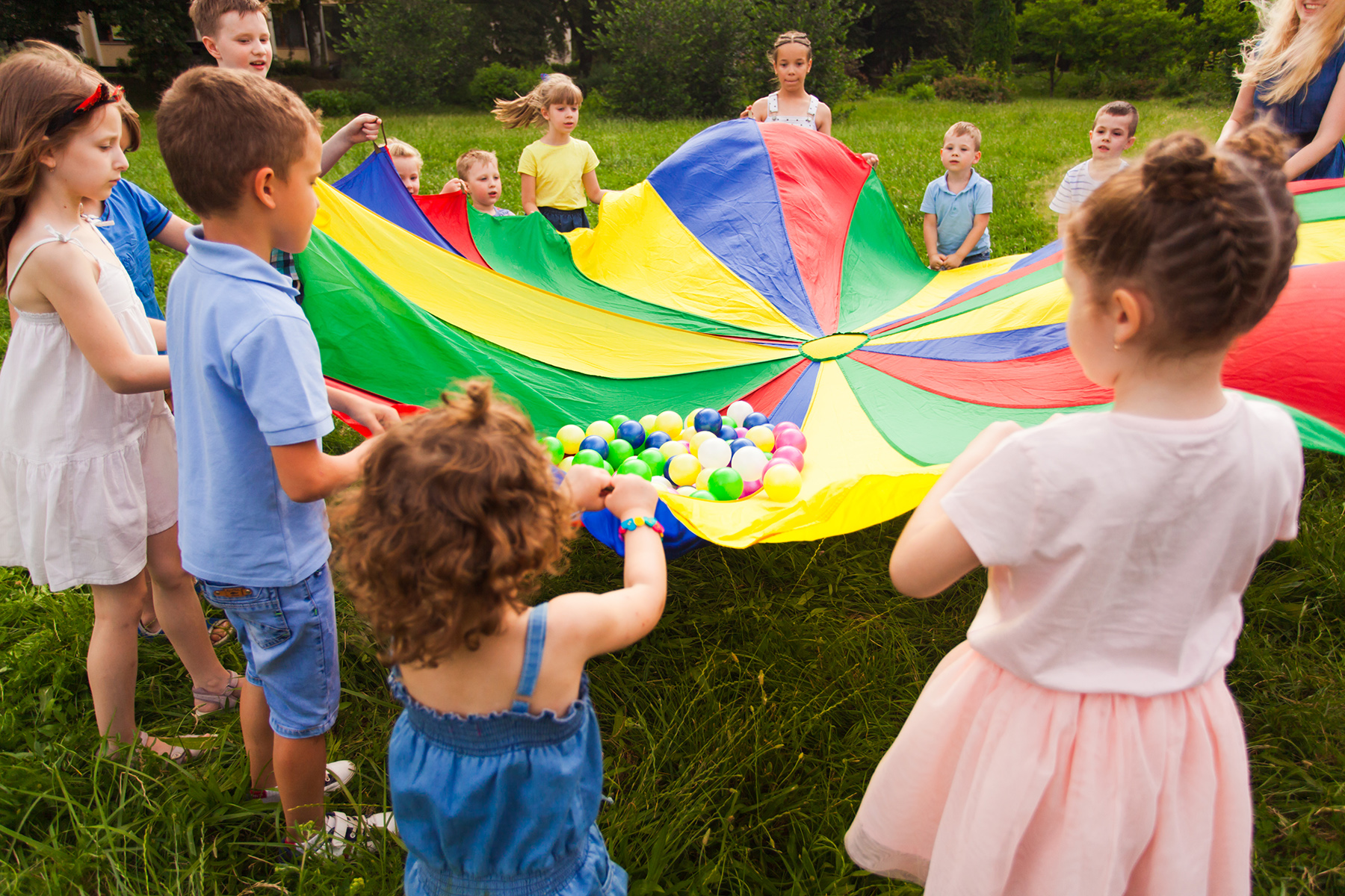 Kita- und Hortkinder spielen gemeinsam
